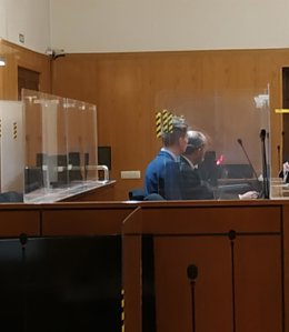 El ya condenado, junto a su letrado, durante la conformidad en la Audiencia de Valladolid.