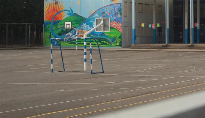 Archivo - Patio de un colegio de Vitoria