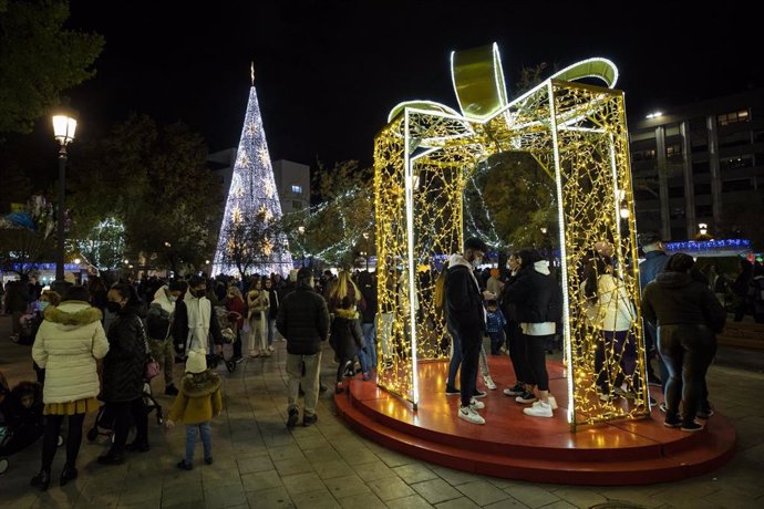 Archivo - Encendido del alumbrado navideño en buena parte de las calles del centro de la ciudad, el pasado 1 de diciembre del 2021 en Granada 
