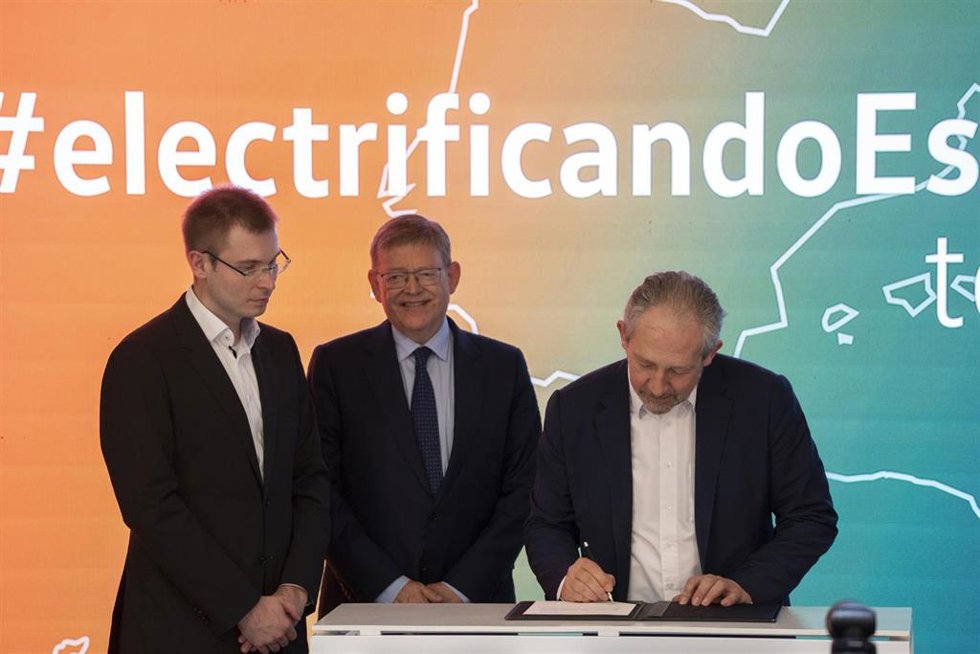 Archivo - El president de la Generalitat, Ximo Puig (c), y el Jefe de Operaciones de PowerCo, Sebastian Wolf (i), en la firma con representantes de PowerCo (Grupo Volkswagen) del convenio para el desarrollo de la planta de baterías de Sagunt (archivo)