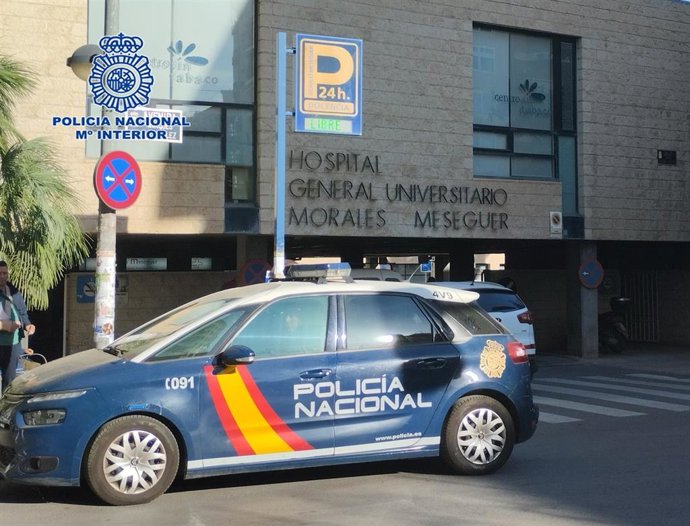 Un vehículo de la Policía Nacional estacionado junto al hospital Morales Meseguer