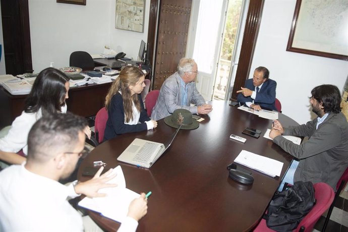 El diputado provincial, José María Román, durante su reunión con representantes de la Fundación Grazalema 2030
