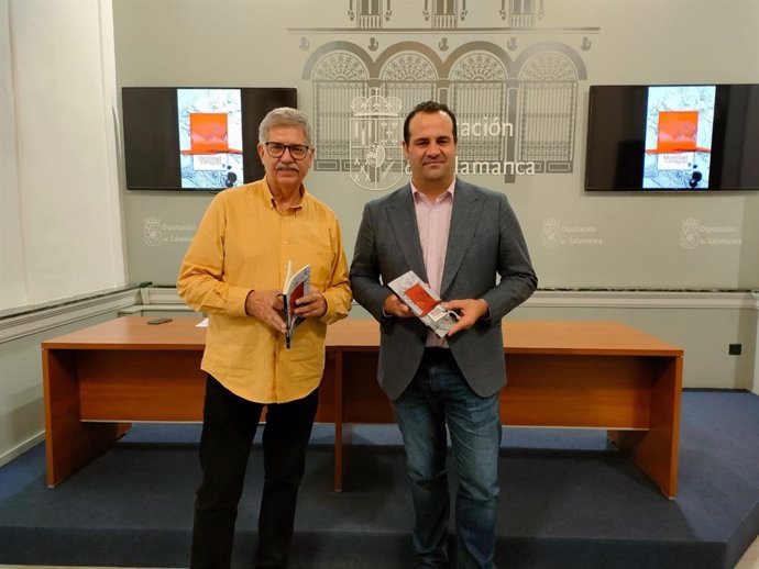 El diputado provincial de Cultura de Salamanca, David Mingo (d), y el director del Instituto de las Identidades, Juan Francisco Blanco (i), en la presentación del libro.