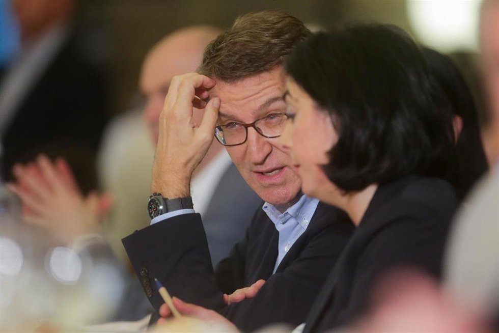 El presidente del Partido Popular, Alberto Núñez Feijóo, y la candidata a la alcaldía de Lugo, Elena Candia, durante la Pulpada de San Froilán, en la Finca A Fortaleza, a 29 de octubre de 2022, en Lugo, Galicia, (España). 