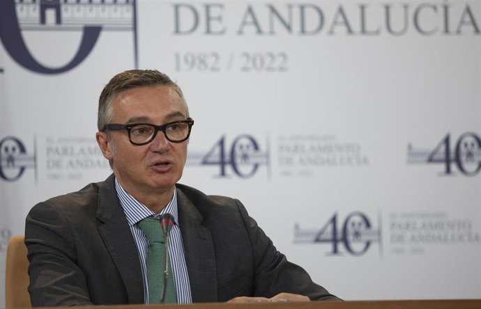 El portavoz del grupo parlamentario Vox, Manuel Gavira, durante la rueda de prensa previa al Pleno de la Cámara, en el Parlamento de Andalucía. A 09 de noviembre de 2022, en Sevilla (Andalucía, España).