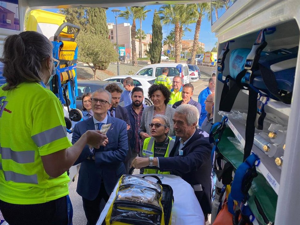El consejero de Salud, Juan Jose Pedreño, visita el consultorio Barrio del Francés de Puerto Lumbreras, municipio en el que se sitúa una de las tres bases móviles