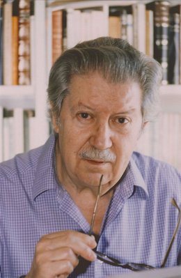 Imagen del escritor Manuel Alcántara
