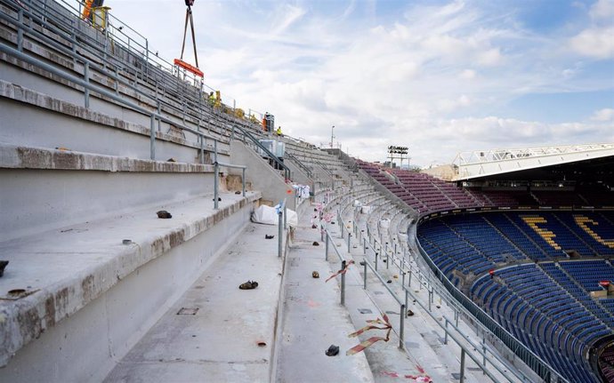 Obras de demolición en el Gol Sur del Camp Nou, estadio del FC Barcelona
