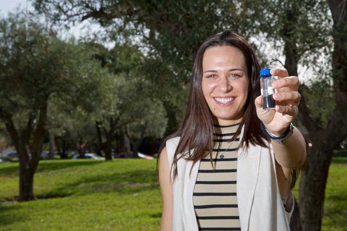 Judit Farrando amb una mostra de carbó activat.