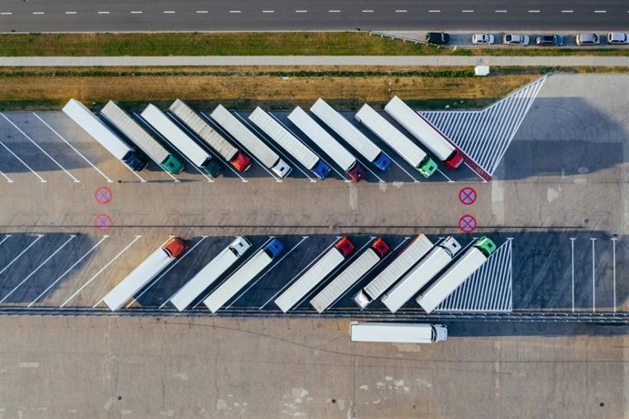 Archivo - Camiones estacionados
