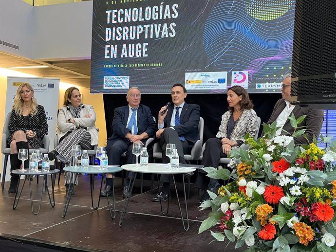 Gómez Villamandos (centro) interviene en las las jornadas 'Tecnologías Disruptivas en Auge'.