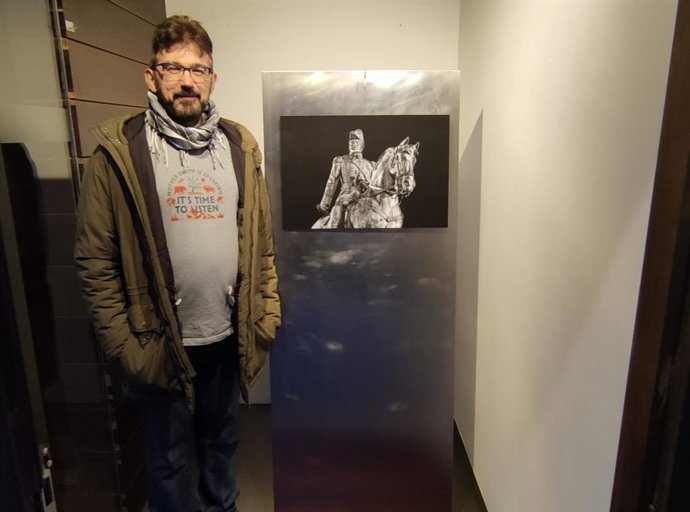 Mario Martija muestra su fotografía 'Espartero' en 'Yo expongo' ' del Centro Fundación Caja Rioja Gran Ví