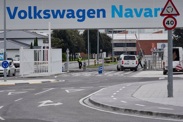 Archivo - Vista de la puerta principal de la fábrica de Volkswagen Navarra
