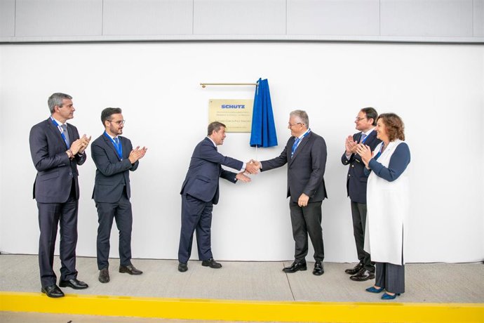 El presidente de Castilla-La Mancha, Emiliano García-Page, inaugura la planta de fabricación de depósitos de polietileno de Schütz.