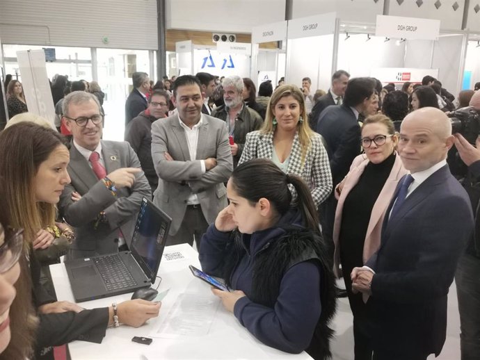 Una imagen de la visita de las autoridades a la Feria del Empleo y Emprendimiento 'Valladolid Emplea'.