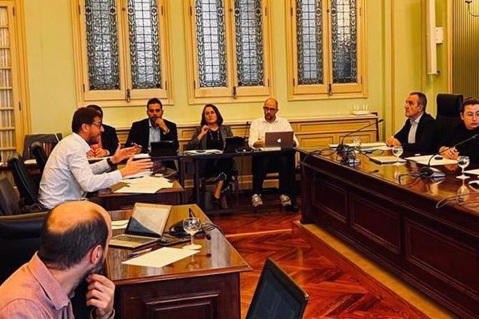 El diputado y portavoz del PP en la Comisión de Economía del Parlament, Sebasti Sagreras, durante la comparecencia sobre los presupuestos de la Conselleria de Transición Energética.