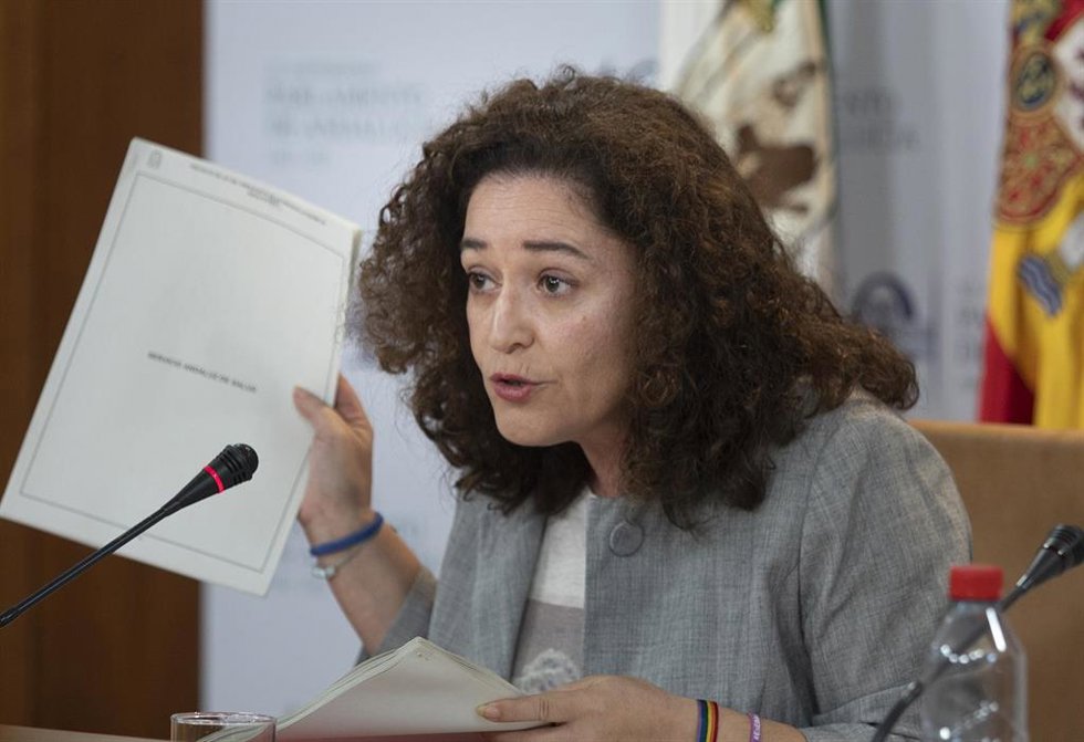 La diputada de Por Andalucía, Inmaculada Nieto, durante la rueda de prensa previa al Pleno de la Cámara, en el Parlamento de Andalucía. A 09 de noviembre de 2022, en Sevilla (Andalucía, España).