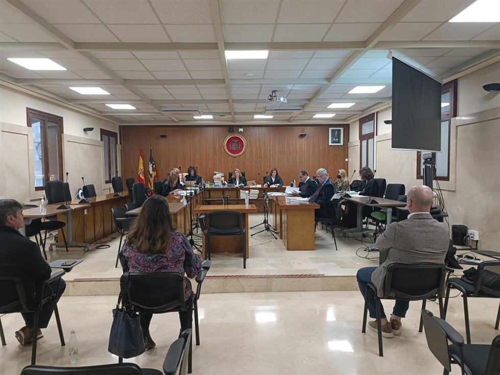 Los acusados en el caso Punta Prima, durante el juicio en la Audiencia Provincial de Baleares.