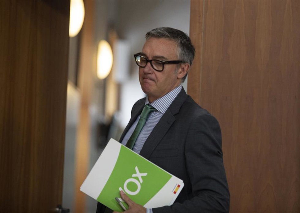 El portavoz del grupo parlamentario Vox, Manuel Gavira, durante la rueda de prensa previa al Pleno de la Cámara, en el Parlamento de Andalucía. A 09 de noviembre de 2022, en Sevilla (Andalucía, España).