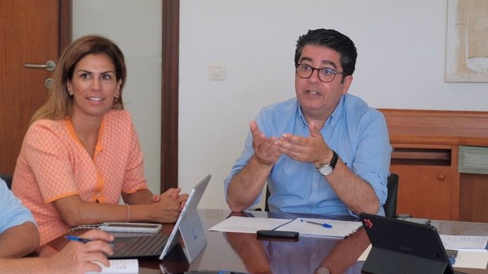Archivo - El presidente del Cabildo de Tenerife, Pedro Martín, y la directora insular de Turismo, Laura Castro