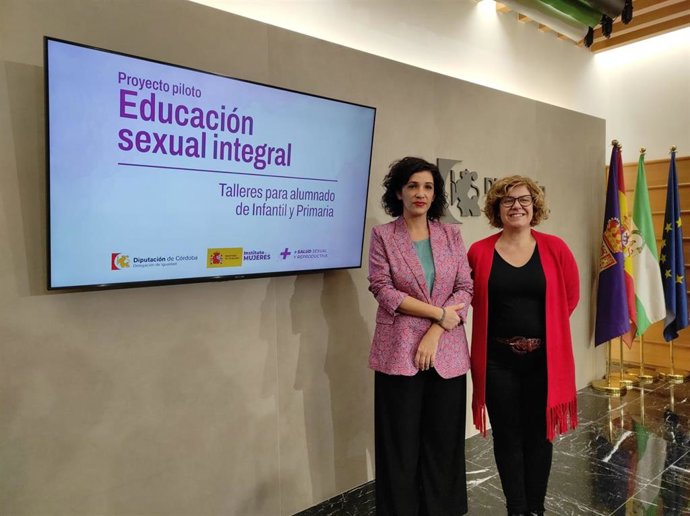 La delegada de Igualdad de la Diputación de Córdoba, Alba Doblas (dcha.),y la directora del Instituto de las Mujeres, Antonia Morillas, presentan el programa piloto de educación sexual integral que llegará a ocho centros educativos de la provincia.