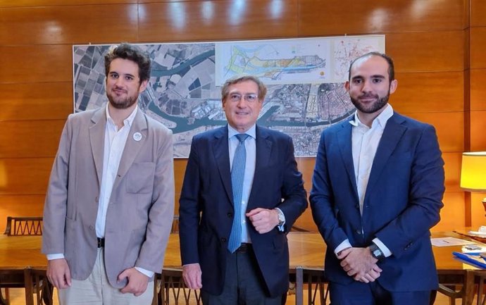 El presidente de la APS, Rafael Carmona, se reúne con responsables de la plataforma Sevilla Quiere Metro