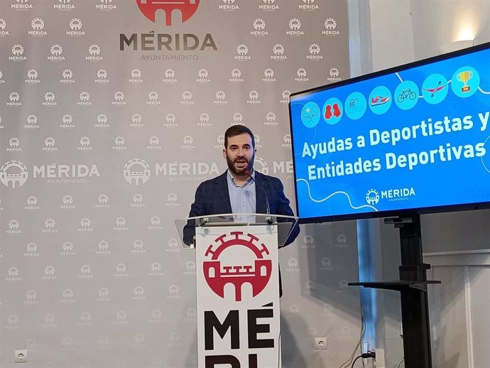 Felipe González presentando las ayudas a deportistas y entidades deportivas en el Ayuntamiento de Mérida