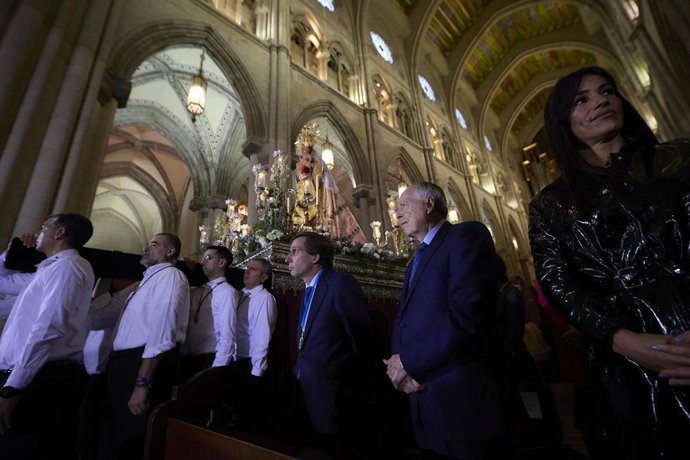 El alcalde de Madrid, José Luis Martínez-Almeida y la vicealcaldesa Begoña Villacís, acompañan a la Virgen de la Almudena a su salida de la Catedral.
