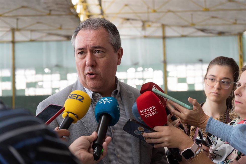 El secretario general del PSOE-A, Juan Espadas, atiende a los medios en una foto de archivo