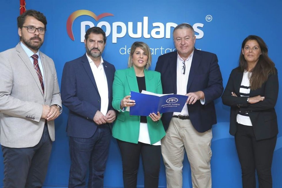 Noelia Arroyo, junto con Francisco Bernabé; el diputado nacional de Cartagena, Juan Luis Pedreño; la portavoz del grupo municipal en el Ayuntamiento, Esperanza Nieto; y el portavoz del PP en Cartagena, Álvaro Valdés