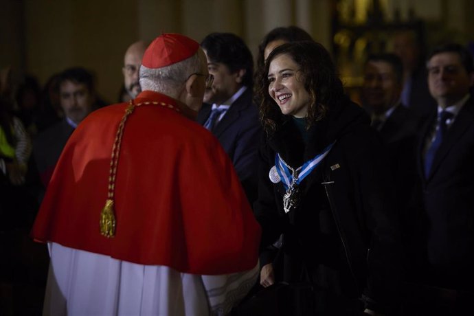 El cardenal arzobispo de Madrid, Carlos Osoro, saluda a la presidenta de la Comunidad de Madrid, Isabel Díaz Ayuso.