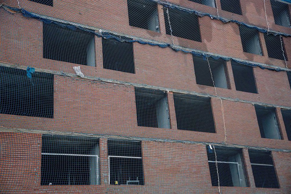 Archivo - Fachada de ladrillos de una obra en construcción