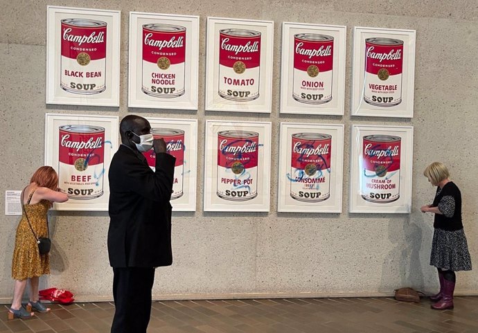 Las latas de sopa Campbell de Andy Warhol en la Galería Nacional de Australia son pintadas por activistas climáticos