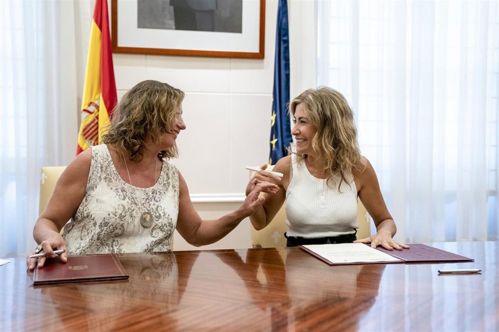 Archivo - La presidenta del Govern, Francina Armengol (i), y la ministra de Transportes, Movilidad y Agenda Urbana, Raquel Sánchez, en una imagen de archivo en agosto de 2022. 