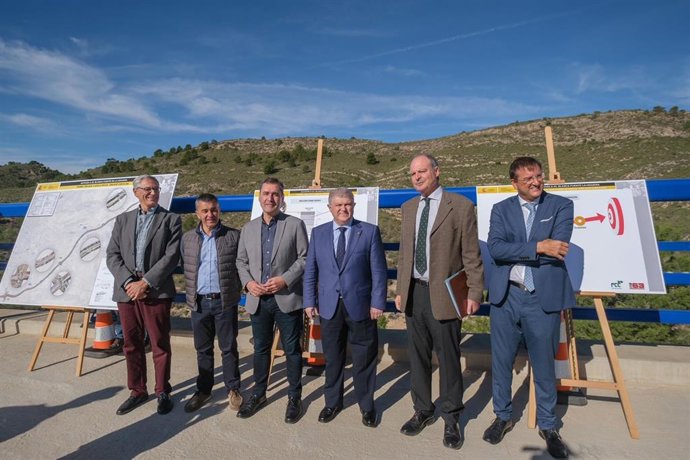 ? Los Delegados Del Gobierno De España En Castilla-La Mancha, Francisco Tierraseca, Y De Murcia, José Vélez, Han Visitado Las Obras Del Último Tramo De Esta Autovía, Entre Caudete (Albacete) Y Yecla (Murcia).