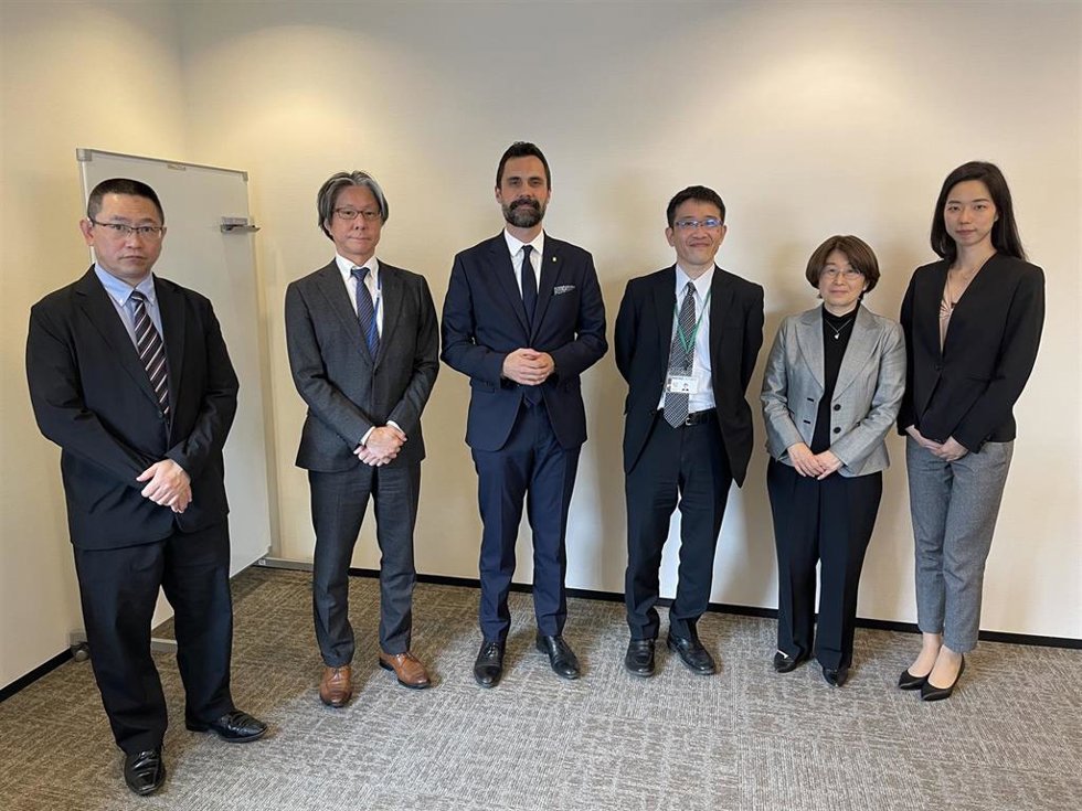 El conseller Torrent en su visita a la empresa NTT Data
