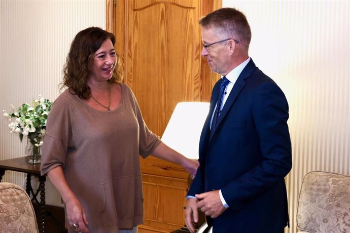 La presidenta del Govern, Francina Armengol, y el embajador de Suecia en España, Teppo Tauriainen.