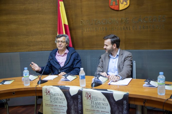 El presidente de la peña Amigos del Flamenco de Extremadura, José Chaves, y el diputado provincial de Cultura, Fernando Grande