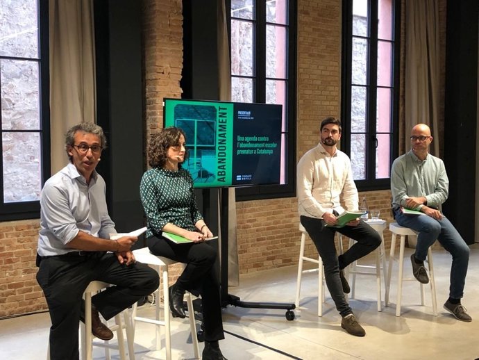 El presidente de la Fundació Bofill, Ismael Palacín, y los autores de la agenda de medidas contra el abandono escolar, en rueda de prensa a 9 de noviembre de 2022