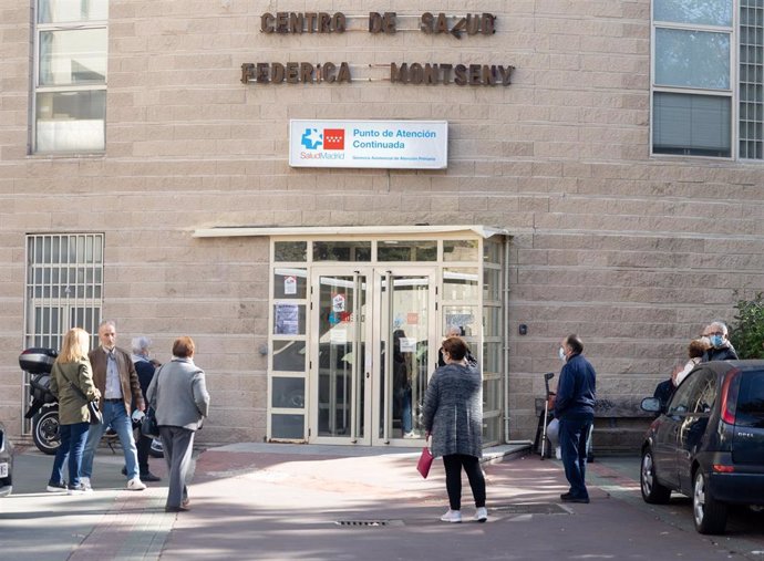 Un grupo de personas a las puertas del Centro de Salud Federica Montseny del Servicio de Urgencias de Atención Primaria (SUAP)