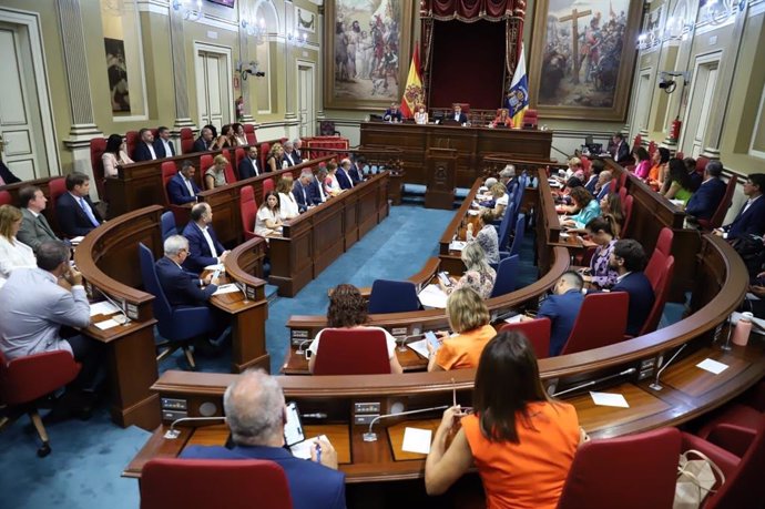 Archivo - Pleno del Parlamento de Canarias