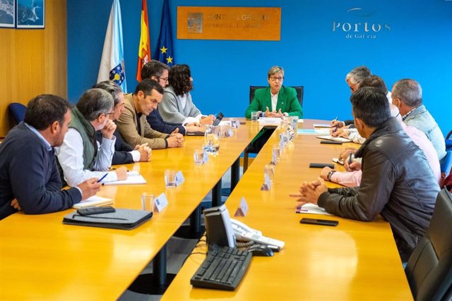 La conselleira do Mar, Rosa Quintana, acompañada por la presidenta de Portos de Galicia, Susana Lenguas