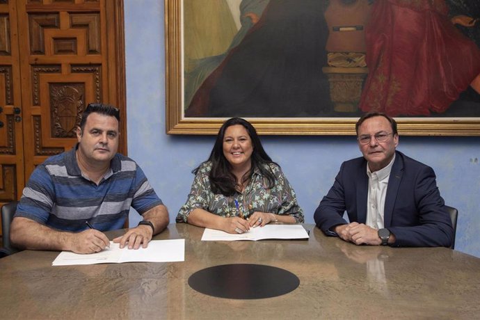 La presidenta de Iprodeco, Dolores Amo, en la firma del convenio de colaboración para la XI edición de su Mercado Navideño de Villafranca de Córdoba.