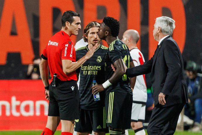 07 November 2022, Spain, Madrid: Referee Martinez Munuera (L) speaks with Real Madrid's Vinicius Junior (C) and coach Carlo Ancelotti (R) during the Spanish Primera Division soccer match between Rayo Vallecano and Real Madrid at Estadio de Vallecas. Pho