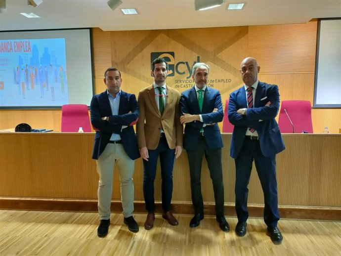 El delegado territorial de la Junta en Salamanca, Eloy Ruiz, el secretario general de la Cámara de Comercio de Salamanca, Emilio Checa,  el secretario general de la Consejería de Industria, Comercio y Empleo, Alberto Díaz, y el gerente del Ecyl