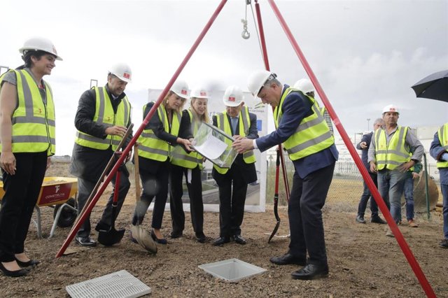 La Consejera De Economía, Hacienda Y Fondos Europeos De La Junta De Andalucía, Carolina España, Acompañada Por La Presidenta Del Puerto De Huelva, Pilar Miranda, Colocan La Primera Piedra Del Hub Del Frío.