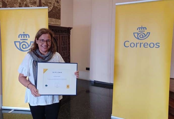 La treballadora de Correus Sonia Blanco rep el diploma.