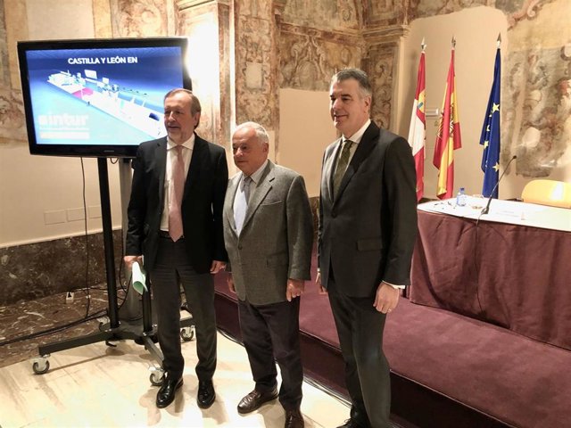 Conzalo Santonja (centro) y Ángel González Pieras (izquierda) posan junto al director de la Feria de Valladolid, Alberto Alonso (derecha).