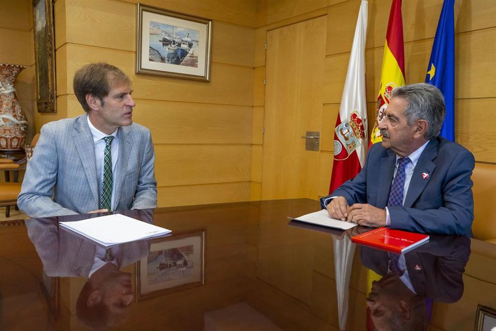 Archivo - Los presidentes de Cantabria, Miguel Ángel Revilla, y de CEOE, Enrique Conde