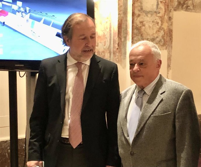 Gonzalo Santonja (derecha), junto al director general de Turismo, Ángel González Pieras (izquierda).